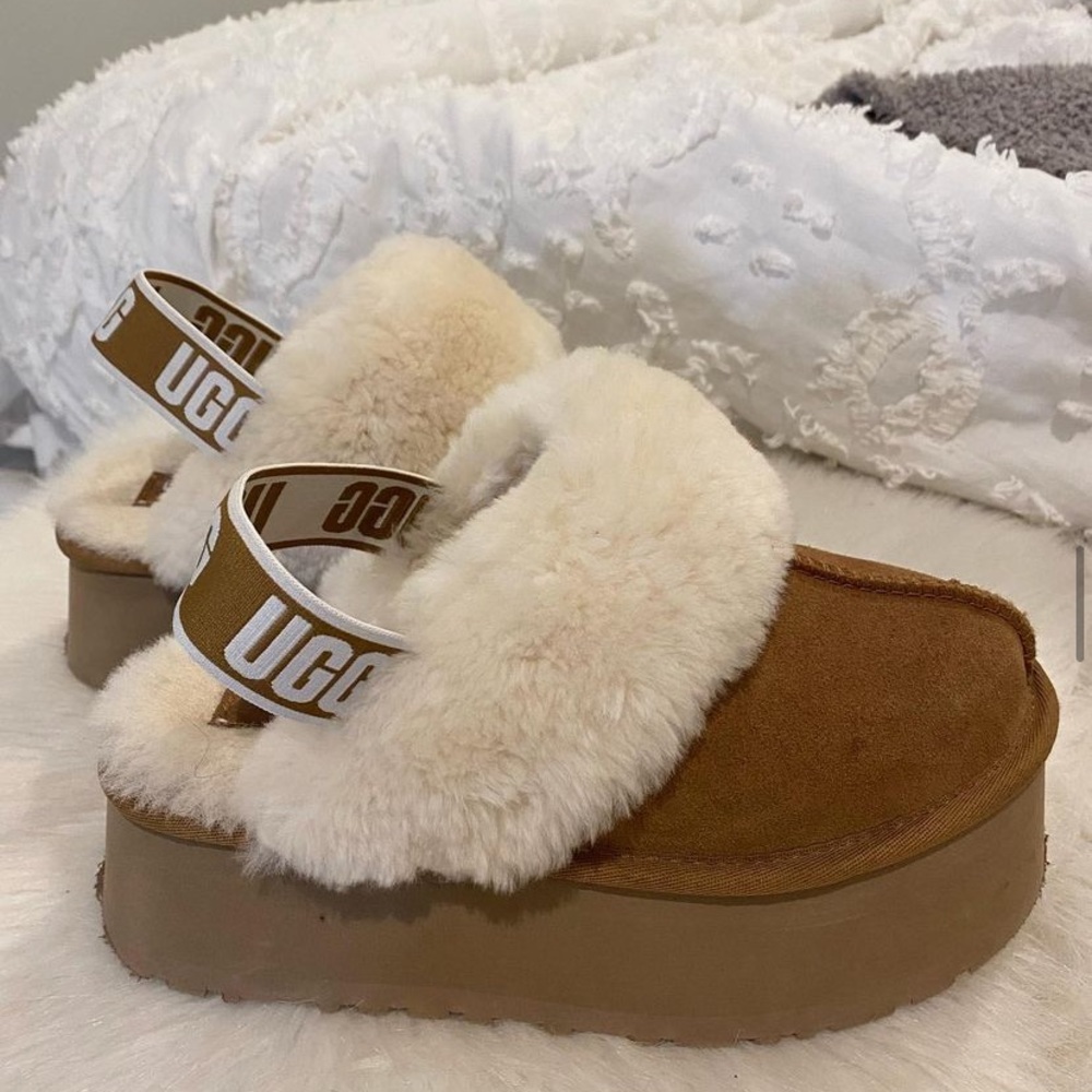 UGG SLIPPERS